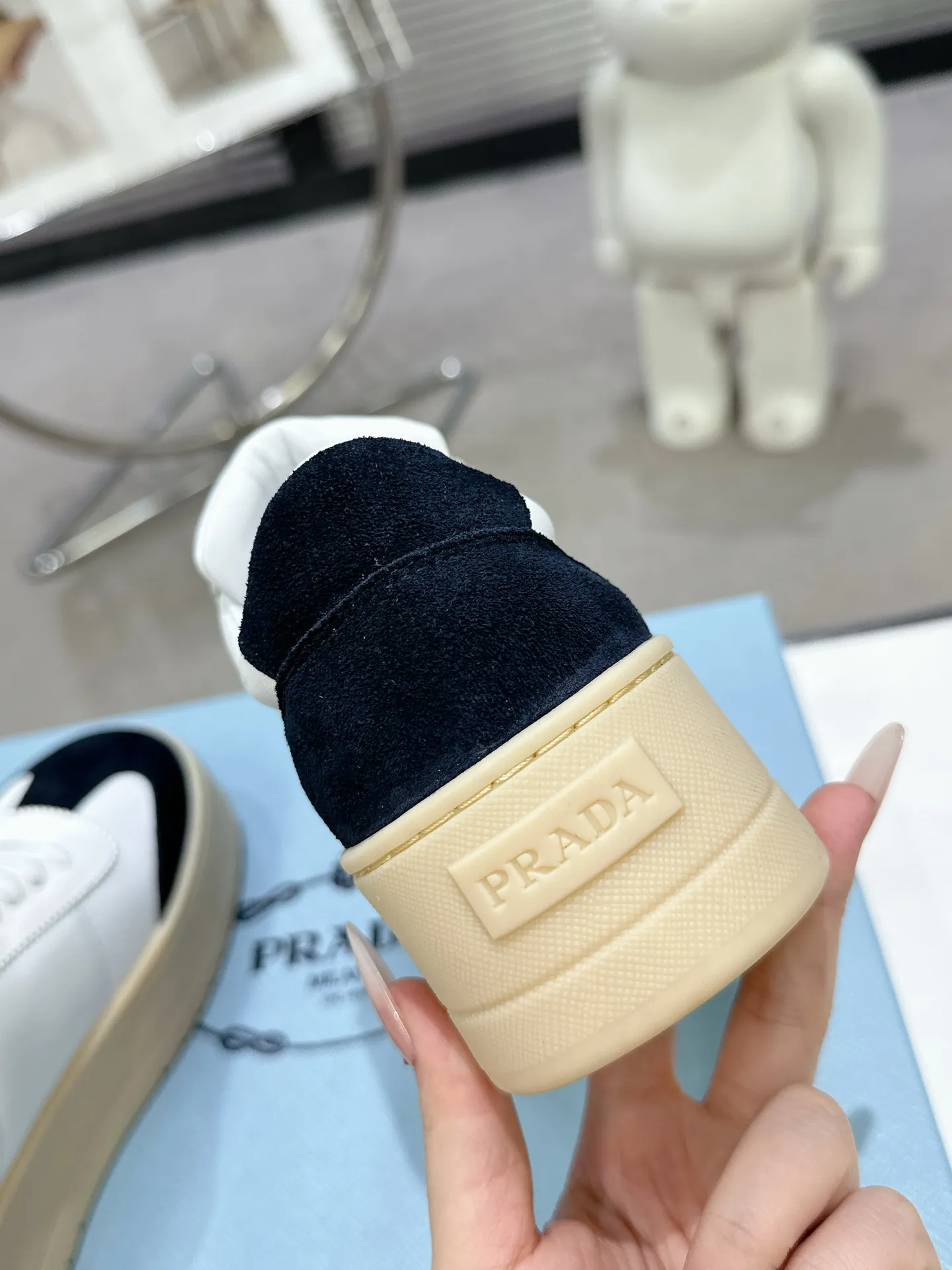👟👟Ex-factory price 600👟👟 Prada Latest Downtown Bold series Thick-soled Platform Shoes Triangle Logo Casual Sports Shoes White Shoes Original purchase, development and production Downtown Bold sneakers are inspired by the basketball shoes of the 1980s, with sporty design and exquisite details. Crafted from perforated leather, the statement platform sole provides a unique, modern style. The Prada logo is interpreted from different angles, decorated with the iconic enameled triangular metal logo, highlighting the unique classic style. Exquisite packaging at the delivery counter🛍📦 ▪️Fabric: Original custom imported first-layer cowhide ▪️Inner lining: Original imported sheepskin ▪️Outsole: Original open-molded ultra-light foam material ▪️Sole thickness: 4.5CM ▪️Size: Women's 35-40